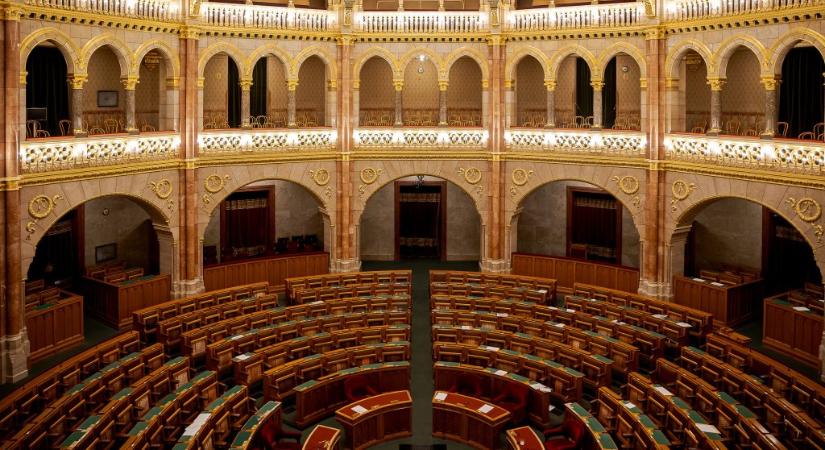 Nem mentek el a fideszes képviselők, határozatlanképtelen lett a parlament rendkívüli ülése