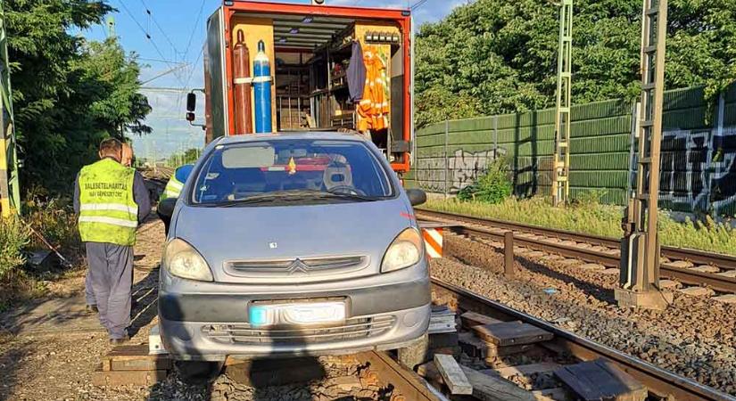 Hajszálon múlt a vasúti tragédia: autót hagytak a síneken Nagytétényben