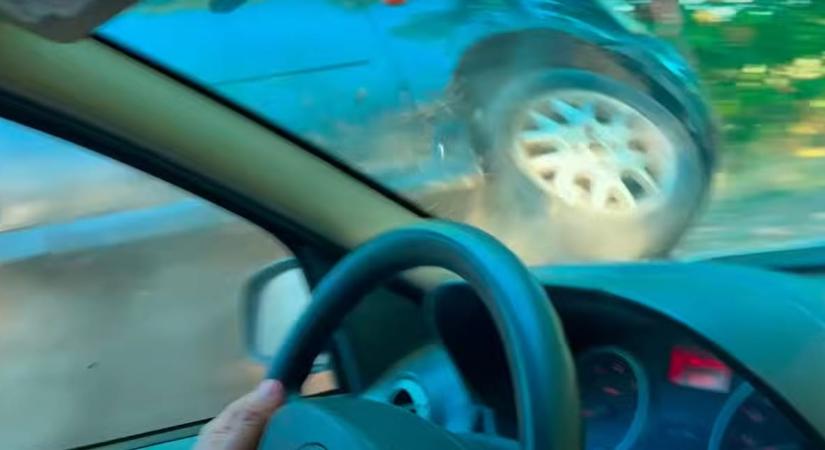 Videón, ahogy nekimennek Hadházy Ákos autójának Hatvanpusztánál