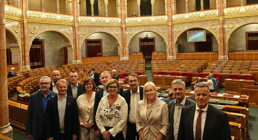 A Fideszben üres padsorok, a DK-ban mind ott vannak a devizásokért és az iskolásokért