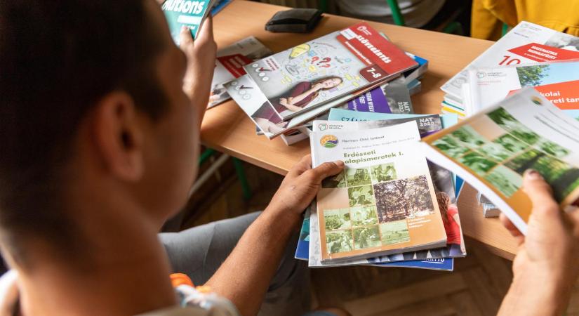Nem jött be az állami monopólium, sok magyar szülőnek pénzbe kerül az állítólag ingyenes tankönyvellátás