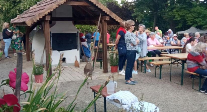 Ilyet régen láttak Uzdon: újra megtelt a régi iskola udvara