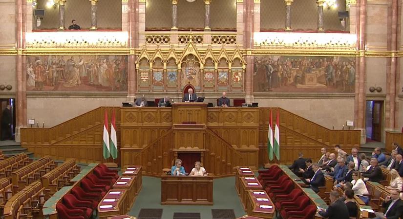 Egyetlen fideszes képviselő sem jelent meg, határozatképtelen lett a parlament rendkívüli ülése