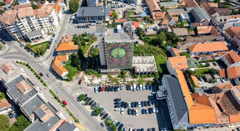 Eltűnt a kommunista múlt jelképe: lebontották a sepsiszentgyörgyi Bodok szállót