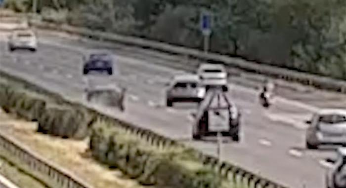 Igazi csoda, ahogy ez a motoros megmenekült az M7-esen