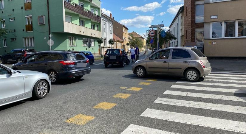 Kitörött az autó kereke miközben óriásit fékezett Szombathelyen - helyszíni fotók