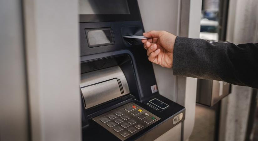Egyszerre tűnt el a pénz a város összes bankautomatájából, furcsa bejelentések jöttek