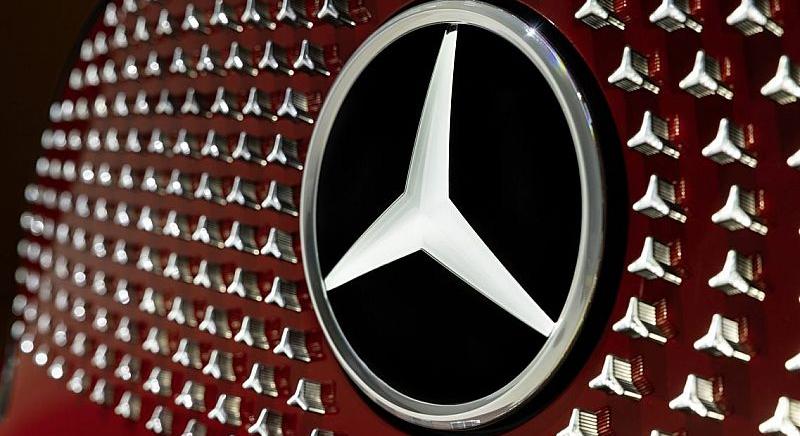 Kiszáll a Nissanból a Mercedes-Benz