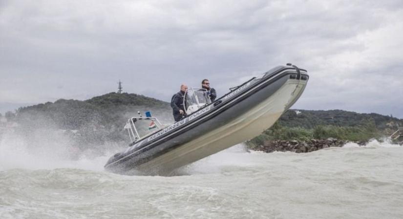 Ez azért durva! Tizenkilenc embert mentettek ki a Balatonból a rendőrök a hétvégén