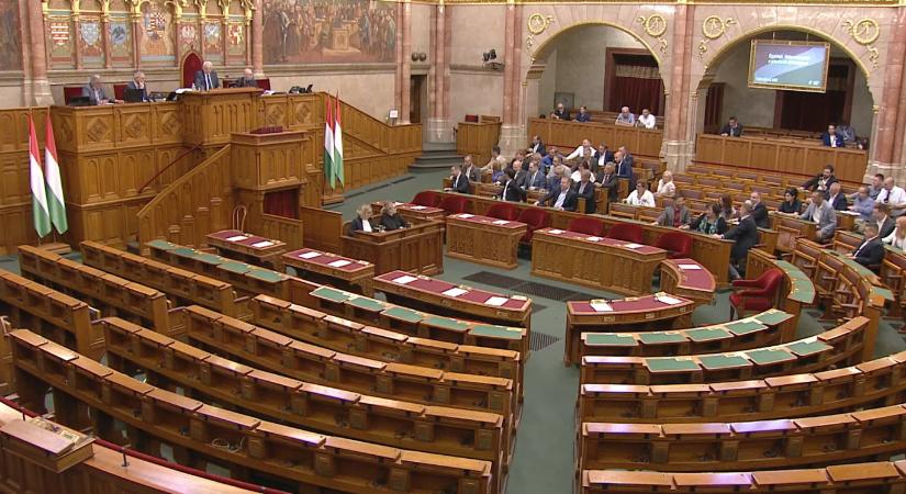 Csak a képviselők ötöde jelent meg a parlament rendkívüli ülésén