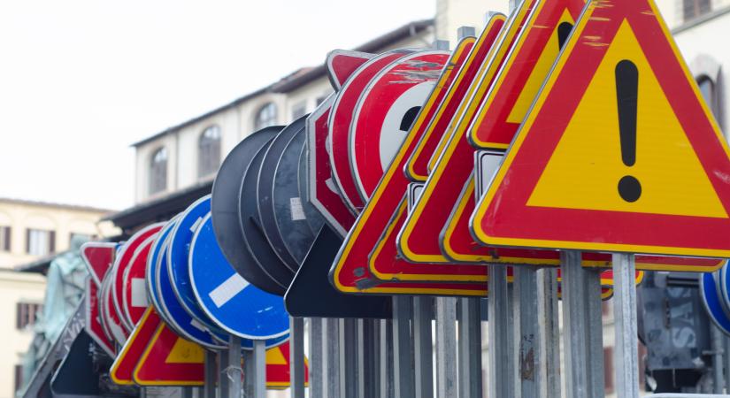 Érdekes közlekedési tábla, amit csak egyetlen helyen láthatsz