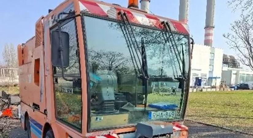 Különleges járműveitől válik meg a GyőrSzol - Kell egy seprő gép, vagy egy konténer szállító? - fotók
