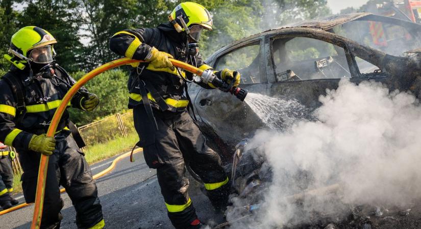 Rémisztő autótűz Baranyában: teljes terjedelmében égett a jármű