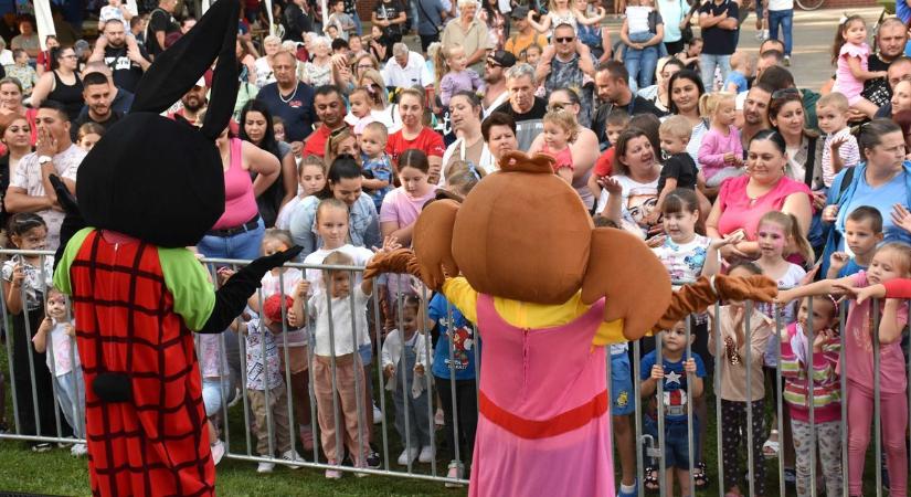 Tömegével készültek a szelfik a mókás show sztárjaival, de más érdekesség is történt a családi napon