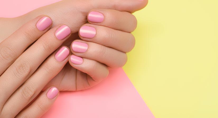 A millennial pink körmök visszatértek – 11 aranyos dizájn inspiráció
