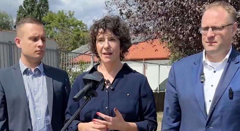 „Véres falak után friss festék – Dobrev Klára a szolnoki gyermekotthonba látogatott