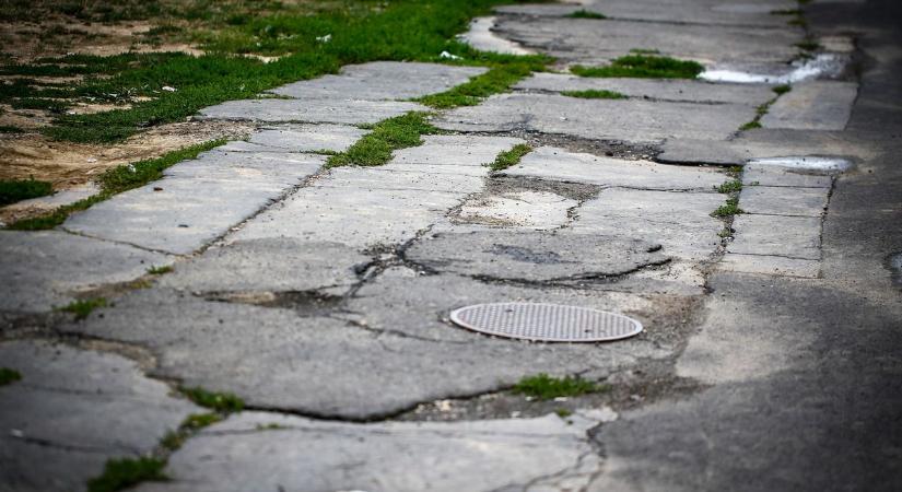 A város egyik szégyenfoltja lett: ezen a járdán érdemes óvatosan közlekedni... (videó, galéria)