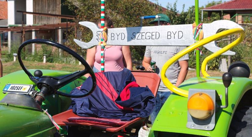 Ilyet még nem láttál: BYD-villáskulcs díszítette a forráskúti jelmezes ember traktorát – galériával
