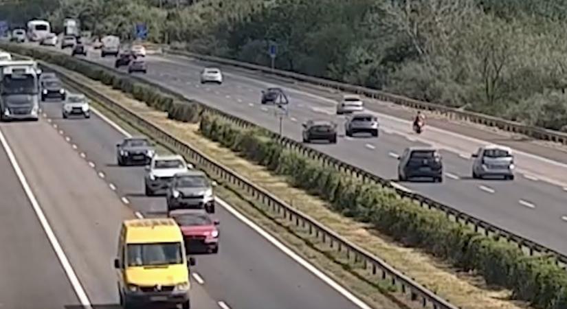 Figyelmetlen, majd rosszul reagáló vezető csapta szalagkorlátnak az autóját az M7-esen