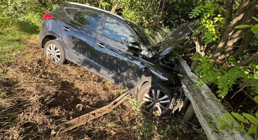 Csúnya baleset a 4-esen, átszakította a szalagkorlátot, majd fának ütközött egy autó - fotókkal