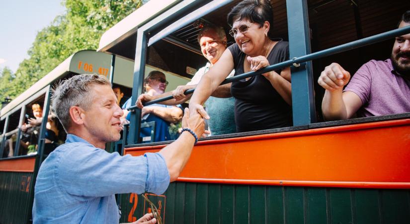 Magyar Péter „önteltségéről” kérdezi az embereket egy kormányközeli közvélemény-kutató