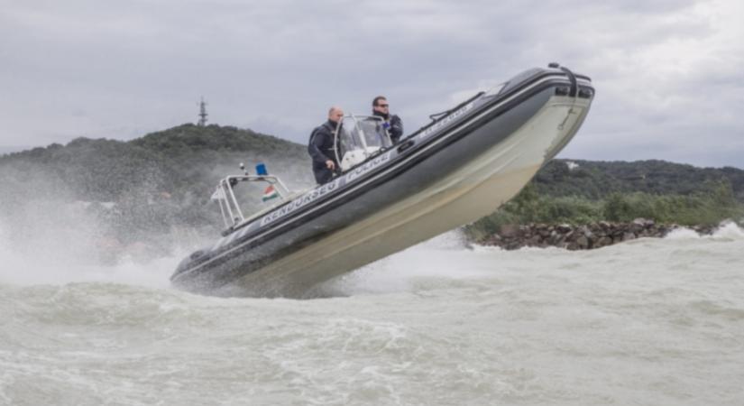 Viharos hétvége a Balatonon: tizenkilenc embert mentettek ki a vízirendőrök