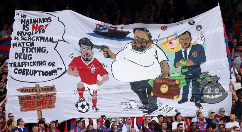 Botrányos szurkolói transzparens miatt indított vizsgálatot az FA