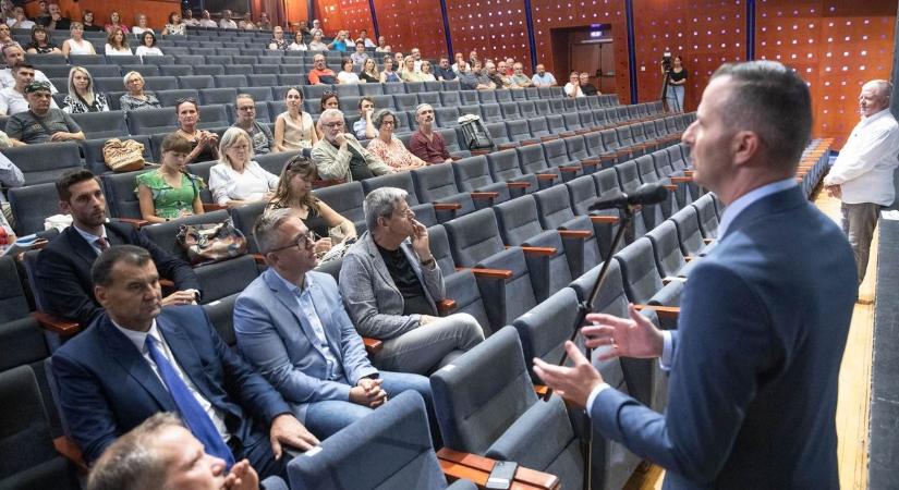 Nem húzzák be a féket: hét nagyszínpadi előadás a zalaegerszegi színházban, aminek milliárdos felújítása is tervben van (galéria, videó)