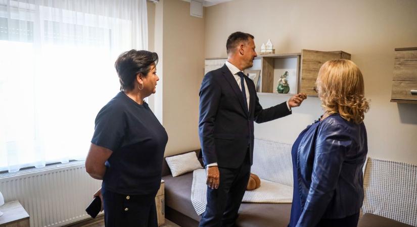 Kilenc gyermek élete változik meg szeptembertől: átadták az új lakásotthont Fegyverneken