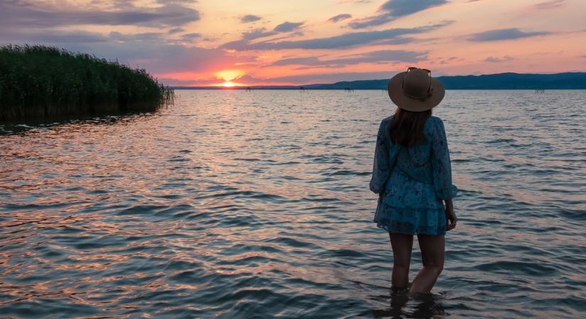Férfiakat csaltak el a Balatonnál a vadlányok