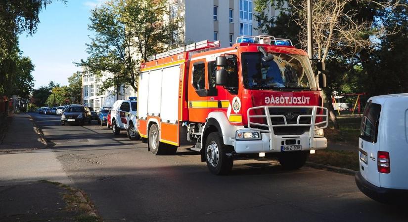 Tűz ütött ki egy hajdúböszörményi társasházban, több embernek el kellett hagynia az épületet!