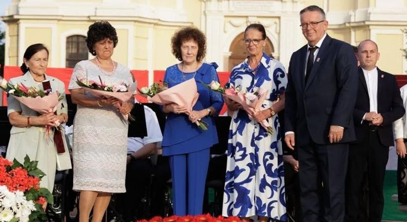 Neves díjat kapott Tata Városi Gyógyszertár közössége - hosszú évtizedek munkája áll mögöttük