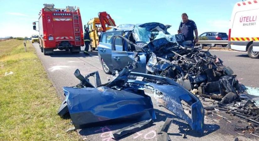 Eddig nem látott fotókat osztottak meg a tűzoltók az M3-ason történt tragédiáról