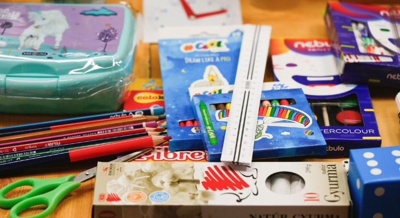 „Tényleg csak azok jöjjenek, akik rászorulnak” – tanszerosztást tartanak a legszegényebb családoknak