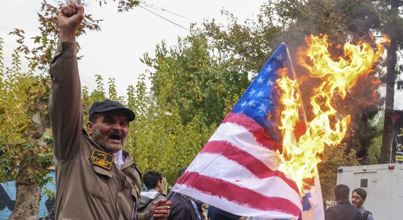 Trump betiltotta a zászlóégetést