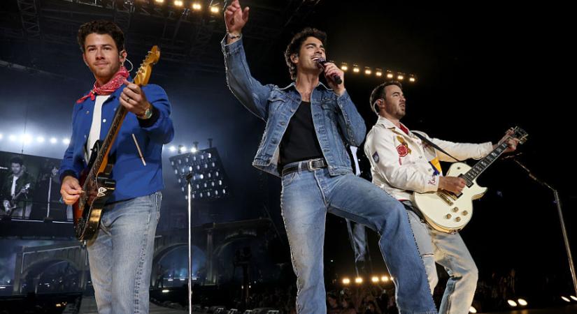 Történelmi pillanat a Jonas Brothers koncerten: Kevin Jonas felesége könnyekig hatódott – VIDEÓ