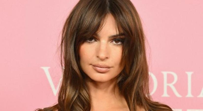 Emily Ratajkowski hatalmas mellei alig férnek el a ruhájában - Képek