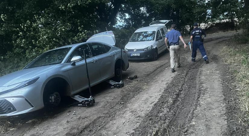Nyomoznak, miután valaki kiszúrta Hadházy autójának kerekét
