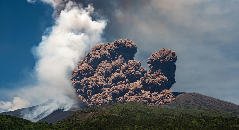 Megint kitört az Etna, bármikor leállíthatják a légiforgalmat