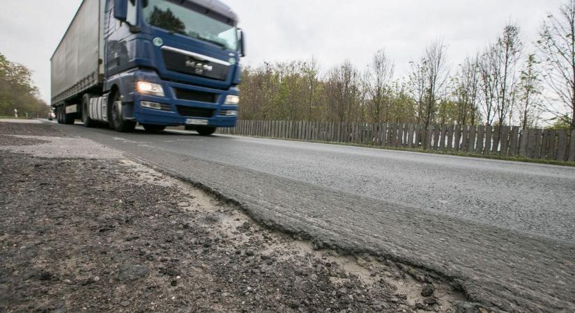 Aláírásokat gyűjtenek az 52-es főút felújításáért, reagált a miniszter