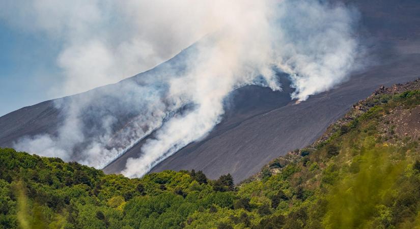 Kitört az Etna, a legmagasabb szintű légi közlekedési figyelmeztetést adták ki