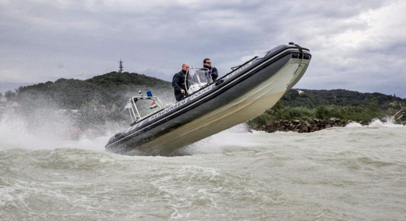Vitorlások borultak fel a Balatonon, életveszélyben voltak az utasaik