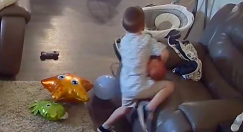 Meglátja a kamerán az anya, mit csinál a fia a babájukkal, és azonnal megdöbben - Videó