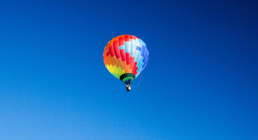 Házak közé zuhant egy hőlégballon Magyarország második legnagyobb városában – videó