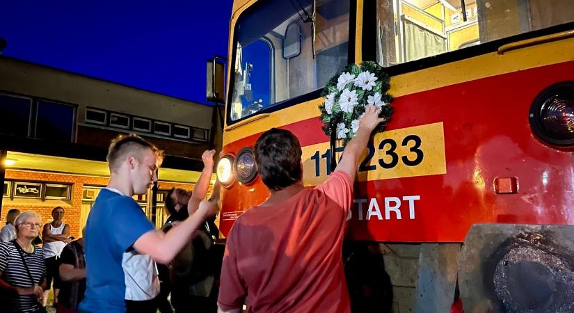 K-Monitor: törvénysértő módon rendelték el a buszos vonatpótlást a komlói vonalon is