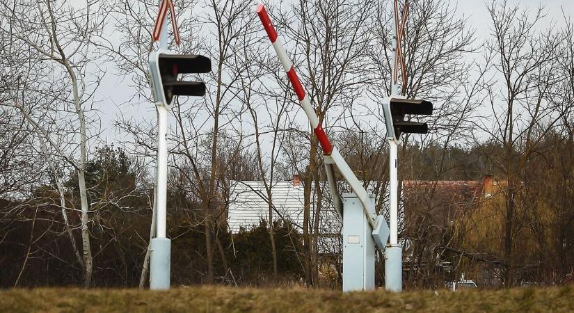 Letörte a vasúti sorompót, majd lelépett a helyszínről a felelőtlen külföldi sofőr Vasban