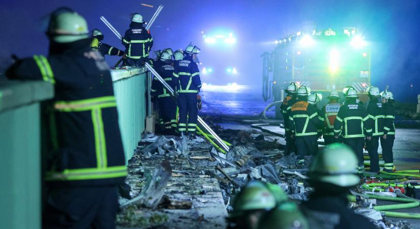 Több száz tűzoltót kellett bevetni a robbanás után a kikötőben tomboló lángok ellen Hamburgban - videó
