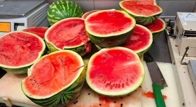 A dinnyepiacon végzett nagytakarítást a fogyasztóvédelem – brutális mennyiséget kellett megsemmisíteni