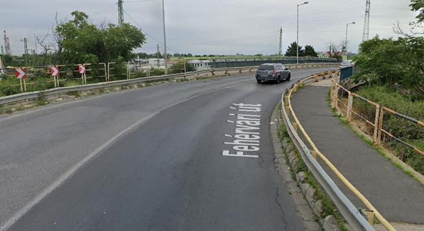 Javítják a korlátot a forgalmas győri hídon