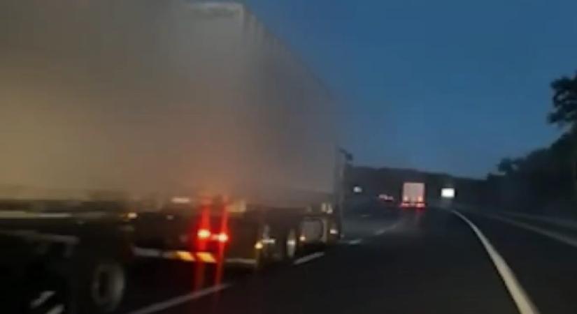 Videón, ahogy egy teherautós durván leszorítja az elé besorolni akaró autót az M0-áson